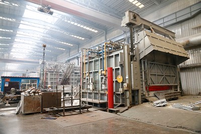 Holding furnace